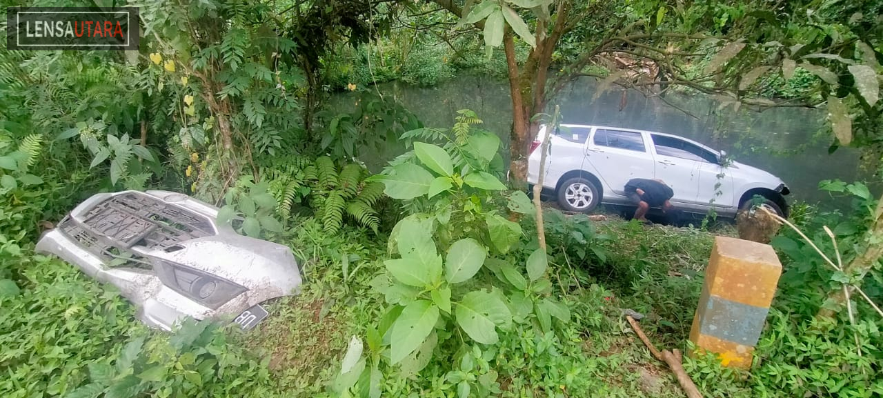 Kecelakaan di Kamasi, Mobil Terjun ke Kolam