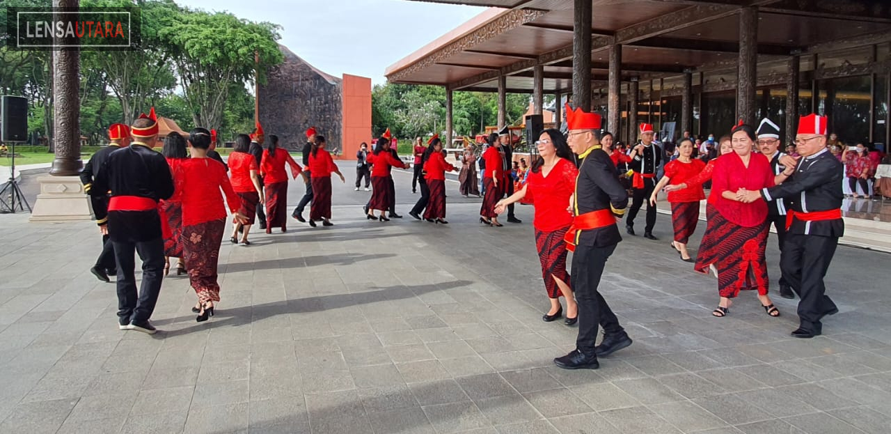 Dansa Donci Tua Pejabat Tomohon Warnai Peringatan Sumpah Pemuda di TMII