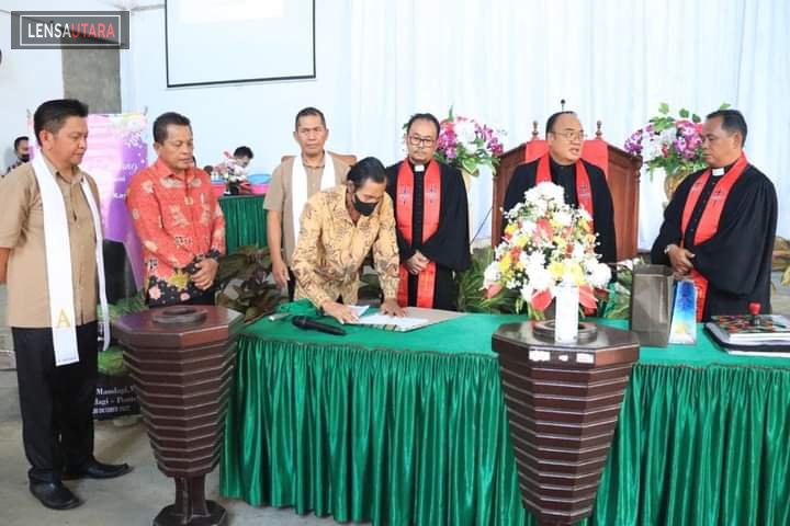 Serah Terima Ketua Jemaat di Gereja GMIM Kayawu Diwarnai Isak Tangis