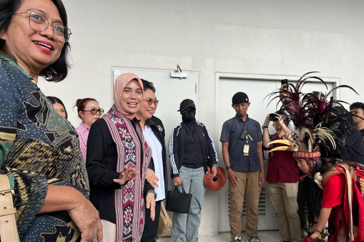 Istri capres nomor urut 3 Atikoh Ganjar tiba di Bandar Udara Sam Ratulangi Manado, Suoawesi Utara, Selasa (16/1/2024).(Foto: ist.)