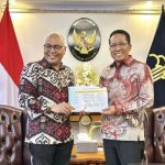 Menteri Hukum Supratman Andi Agtas (kanan) dan Ketua UmumÂ PWI Akhmad Munir (kiri) saat audiensi di Kantor Kementerian Hukum (foto:ist.)