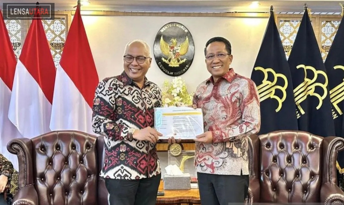 Menteri Hukum Supratman Andi Agtas (kanan) dan Ketua UmumÂ PWI Akhmad Munir (kiri) saat audiensi di Kantor Kementerian Hukum (foto:ist.)